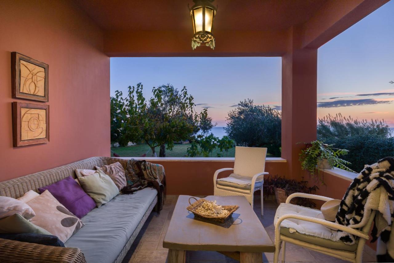 Beachfront Villa Meliti Agios Matthaios  Exterior photo