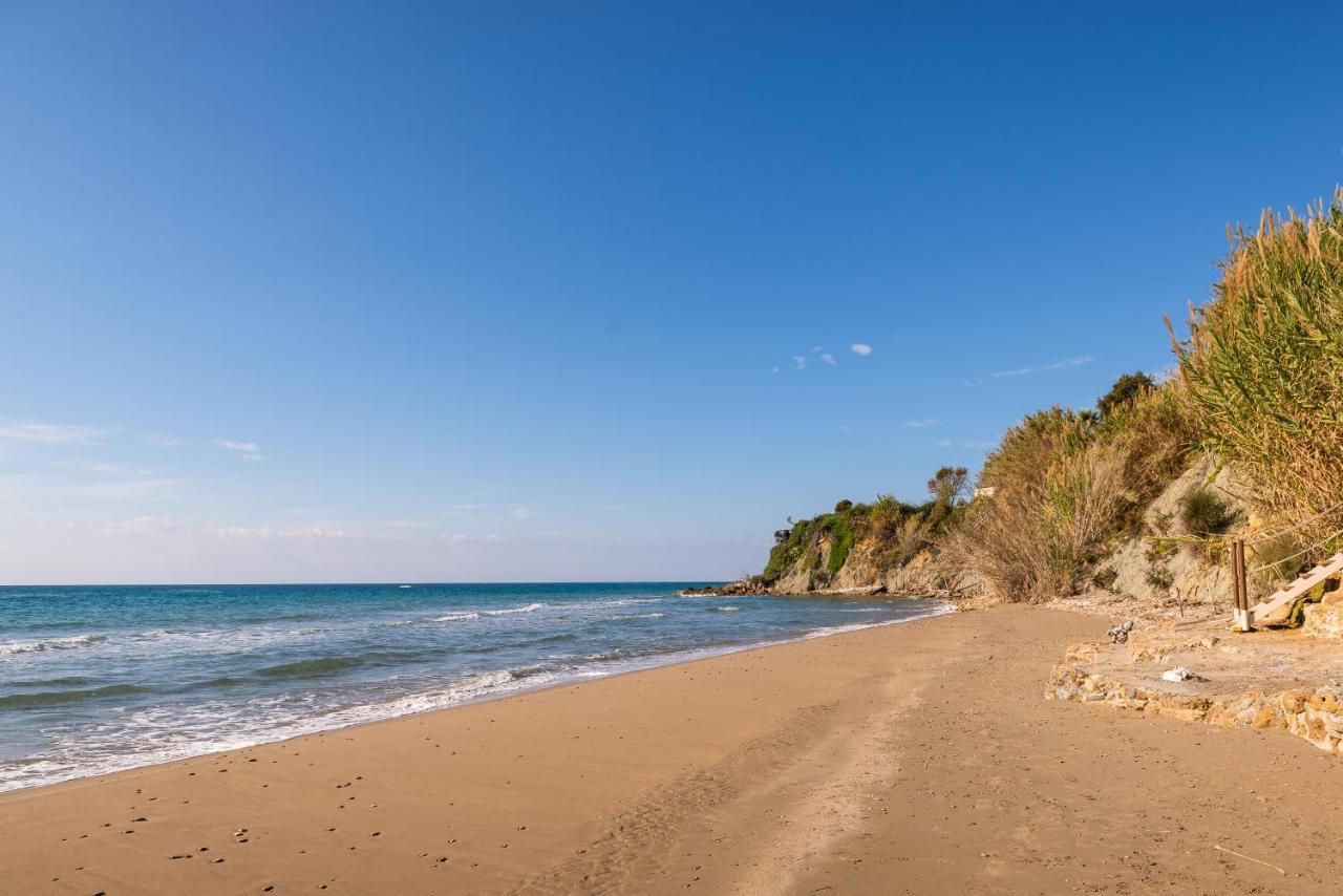 Beachfront Villa Meliti Agios Matthaios  Exterior photo