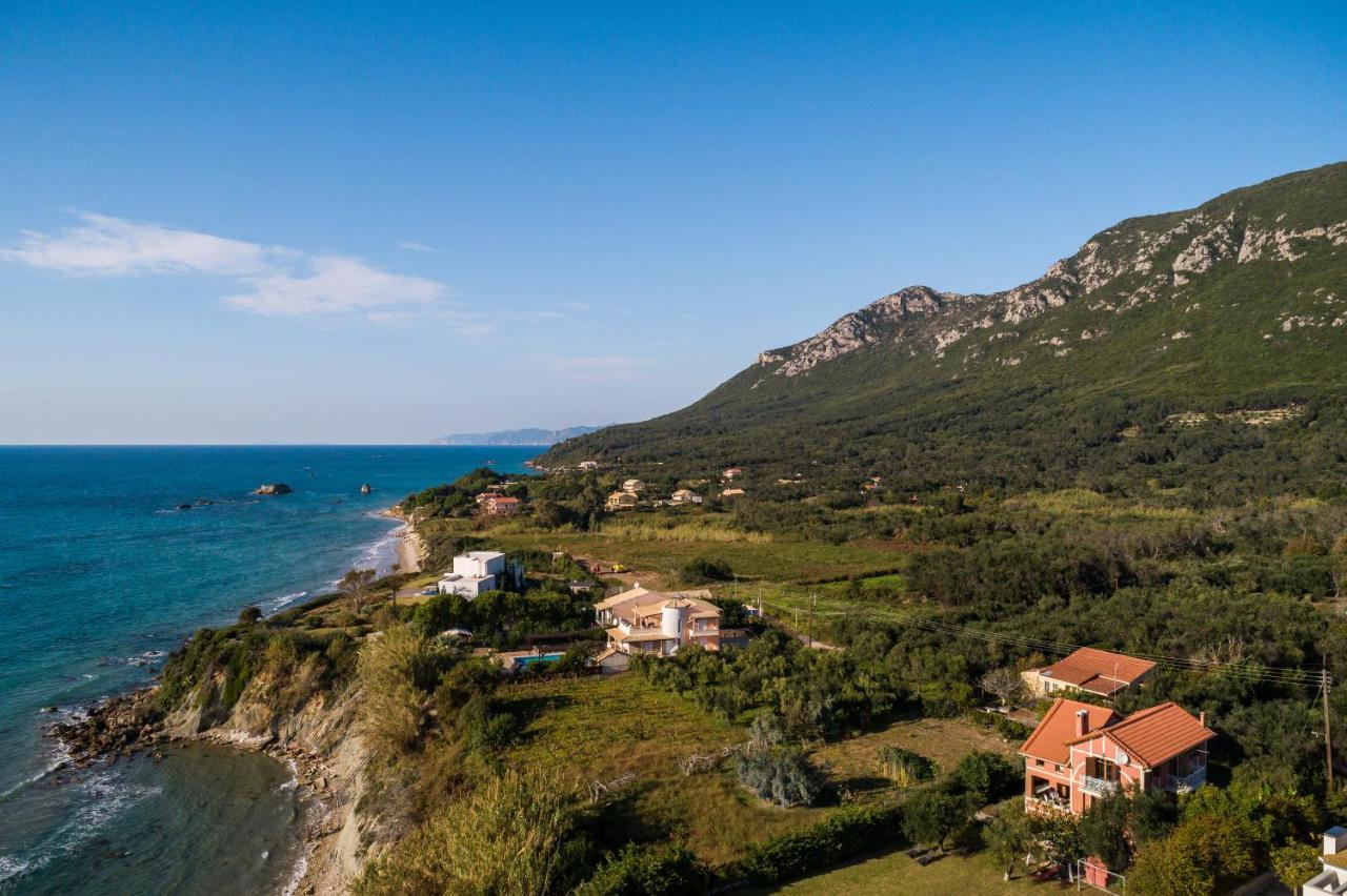 Beachfront Villa Meliti Agios Matthaios  Exterior photo